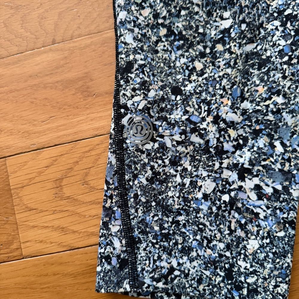 Lululemon Chase Me Crop SW Leggings Seawheeze Pattern Size 8 High Rise Cropped - Picture 10 of 11